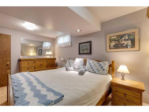 20 Lake Linnet Close Se, Calgary, AB - Indoor Photo Showing Bedroom