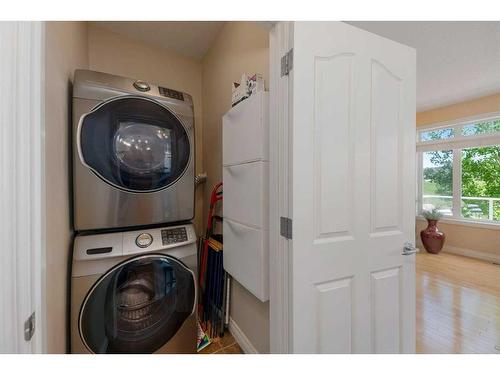 22 Discovery Woods Villas Sw, Calgary, AB - Indoor Photo Showing Laundry Room