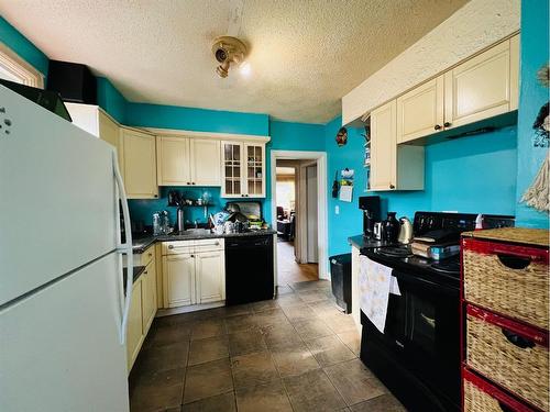 251 19 Avenue Ne, Calgary, AB - Indoor Photo Showing Kitchen