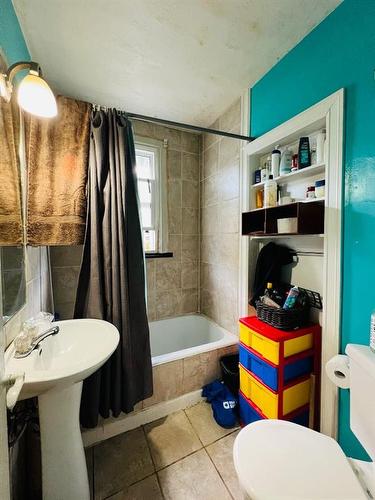 251 19 Avenue Ne, Calgary, AB - Indoor Photo Showing Bathroom