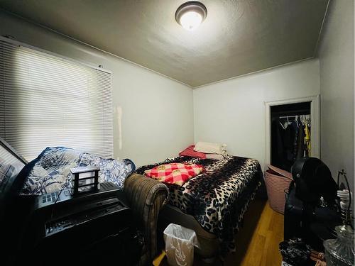 251 19 Avenue Ne, Calgary, AB - Indoor Photo Showing Bedroom