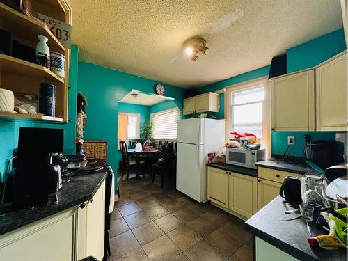 251 19 Avenue Ne, Calgary, AB - Indoor Photo Showing Kitchen