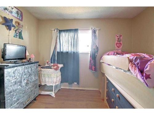 2219 38 Street Se, Calgary, AB - Indoor Photo Showing Bedroom