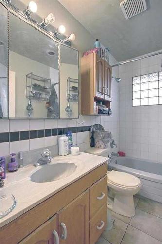 2219 38 Street Se, Calgary, AB - Indoor Photo Showing Bathroom