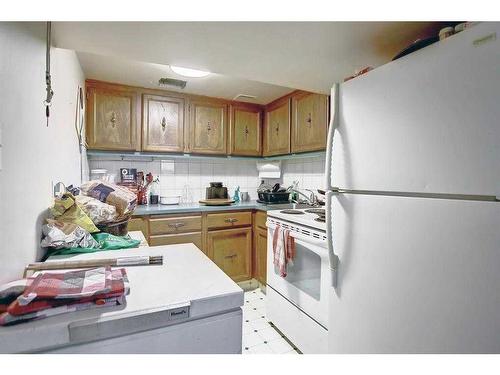 2219 38 Street Se, Calgary, AB - Indoor Photo Showing Kitchen