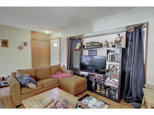 2219 38 Street Se, Calgary, AB - Indoor Photo Showing Living Room