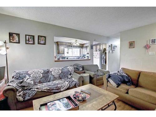 2219 38 Street Se, Calgary, AB - Indoor Photo Showing Living Room