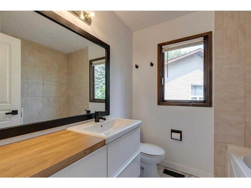 319 Ranchview Mews Nw, Calgary, AB - Indoor Photo Showing Bathroom