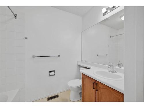 2628 Dovely Court Se, Calgary, AB - Indoor Photo Showing Bathroom