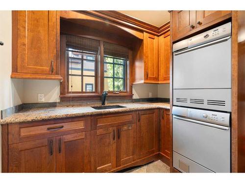 3 Aspen Ridge Court Sw, Calgary, AB - Indoor Photo Showing Kitchen