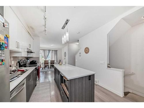 940 Sherwood Boulevard Nw, Calgary, AB - Indoor Photo Showing Kitchen With Upgraded Kitchen