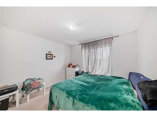 940 Sherwood Boulevard Nw, Calgary, AB - Indoor Photo Showing Bedroom