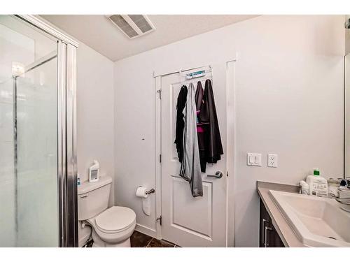 940 Sherwood Boulevard Nw, Calgary, AB - Indoor Photo Showing Bathroom