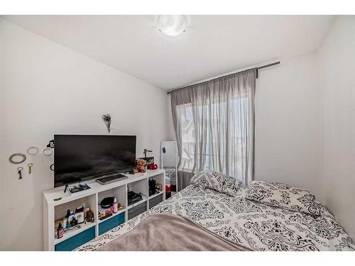 940 Sherwood Boulevard Nw, Calgary, AB - Indoor Photo Showing Bedroom