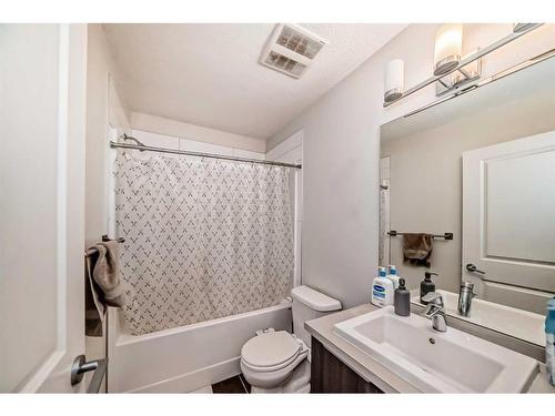 940 Sherwood Boulevard Nw, Calgary, AB - Indoor Photo Showing Bathroom