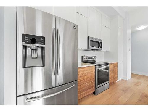 412-19621 40 Street, Calgary, AB - Indoor Photo Showing Kitchen