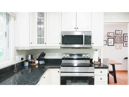 127 Ranchview Mews Nw, Calgary, AB - Indoor Photo Showing Kitchen