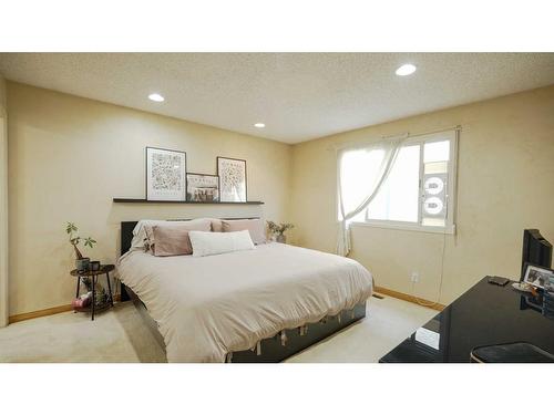 127 Ranchview Mews Nw, Calgary, AB - Indoor Photo Showing Bedroom