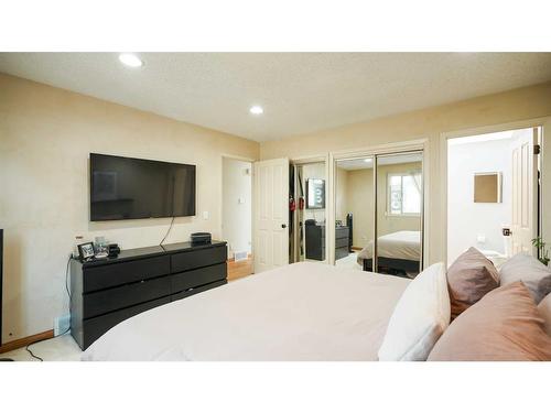 127 Ranchview Mews Nw, Calgary, AB - Indoor Photo Showing Bedroom