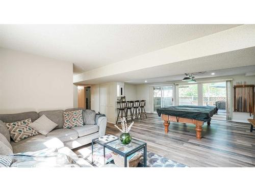 127 Ranchview Mews Nw, Calgary, AB - Indoor Photo Showing Living Room