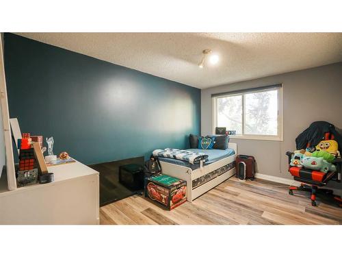 127 Ranchview Mews Nw, Calgary, AB - Indoor Photo Showing Bedroom