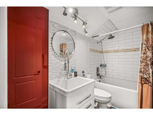 152 Silverado Plains Close Sw, Calgary, AB - Indoor Photo Showing Bathroom