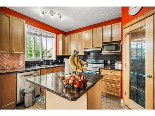 152 Silverado Plains Close Sw, Calgary, AB - Indoor Photo Showing Kitchen With Double Sink