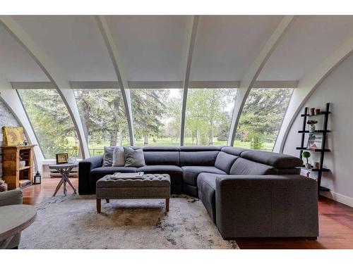 916 Mapleglade Drive Se, Calgary, AB - Indoor Photo Showing Living Room