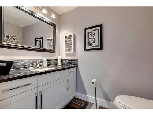 916 Mapleglade Drive Se, Calgary, AB - Indoor Photo Showing Bathroom