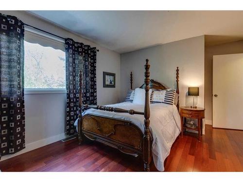 916 Mapleglade Drive Se, Calgary, AB - Indoor Photo Showing Bedroom