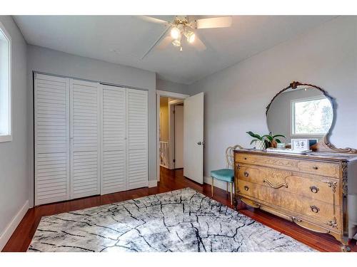 916 Mapleglade Drive Se, Calgary, AB - Indoor Photo Showing Bedroom