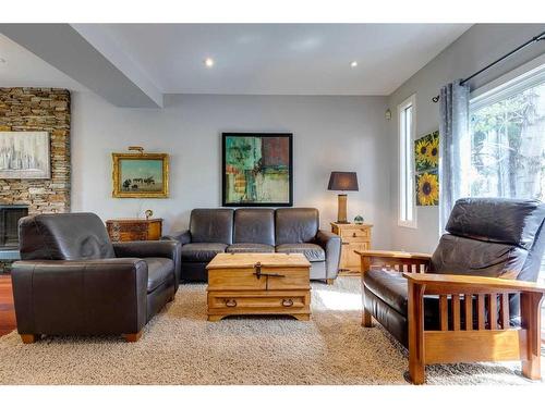 916 Mapleglade Drive Se, Calgary, AB - Indoor Photo Showing Living Room