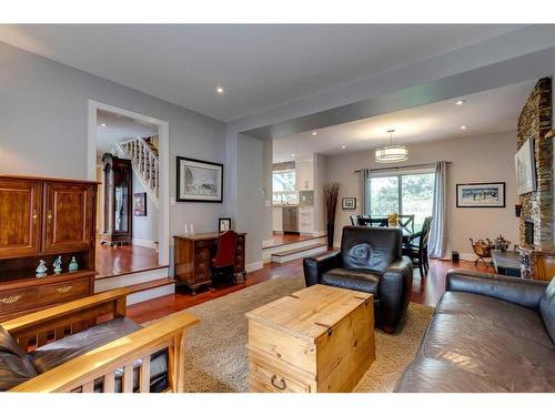 916 Mapleglade Drive Se, Calgary, AB - Indoor Photo Showing Living Room