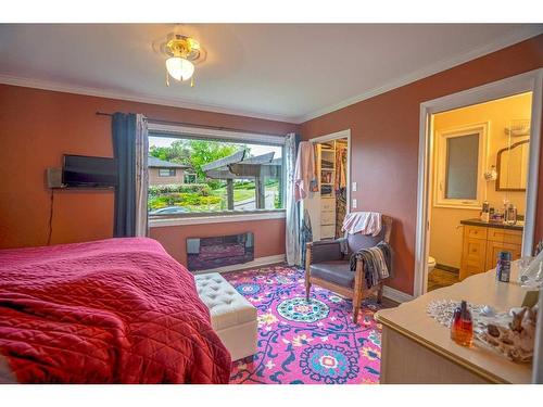 4236 Chippewa Road Nw, Calgary, AB - Indoor Photo Showing Bedroom