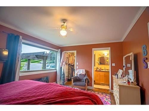 4236 Chippewa Road Nw, Calgary, AB - Indoor Photo Showing Bedroom