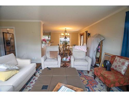 4236 Chippewa Road Nw, Calgary, AB - Indoor Photo Showing Living Room