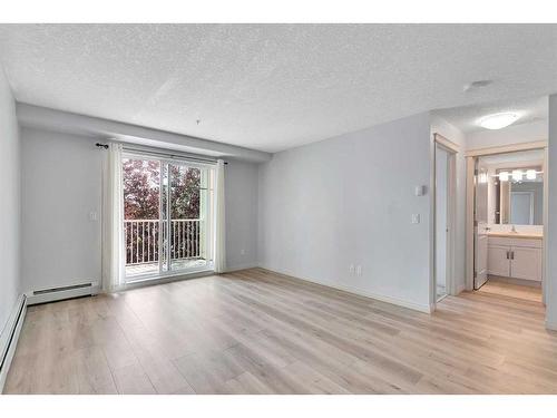 205-102 Cranberry Park Se, Calgary, AB - Indoor Photo Showing Living Room