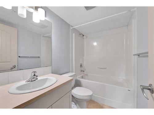 205-102 Cranberry Park Se, Calgary, AB - Indoor Photo Showing Bathroom