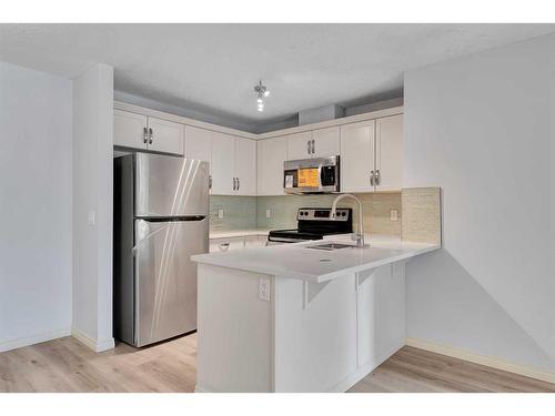 205-102 Cranberry Park Se, Calgary, AB - Indoor Photo Showing Kitchen