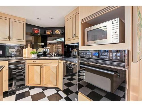 1610-720 13 Avenue Sw, Calgary, AB - Indoor Photo Showing Kitchen