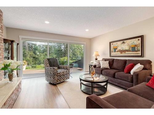 456 Wilderness Drive Se, Calgary, AB - Indoor Photo Showing Living Room