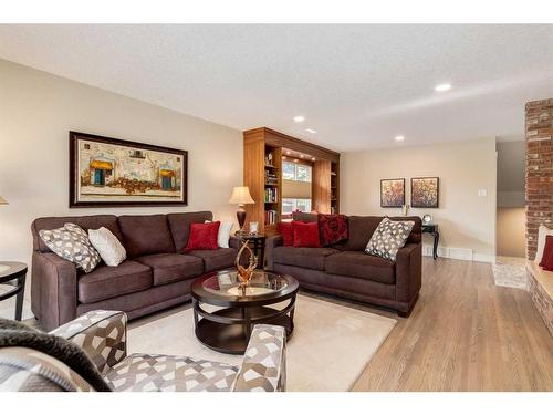 456 Wilderness Drive Se, Calgary, AB - Indoor Photo Showing Living Room