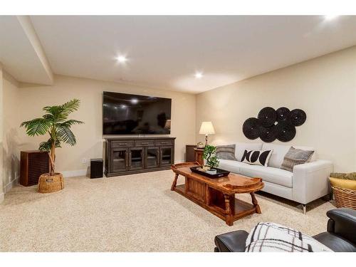 456 Wilderness Drive Se, Calgary, AB - Indoor Photo Showing Living Room