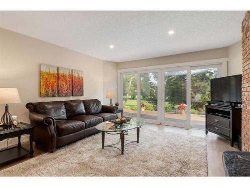 456 Wilderness Drive Se, Calgary, AB - Indoor Photo Showing Living Room