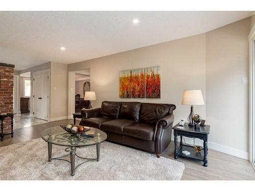 456 Wilderness Drive Se, Calgary, AB - Indoor Photo Showing Living Room