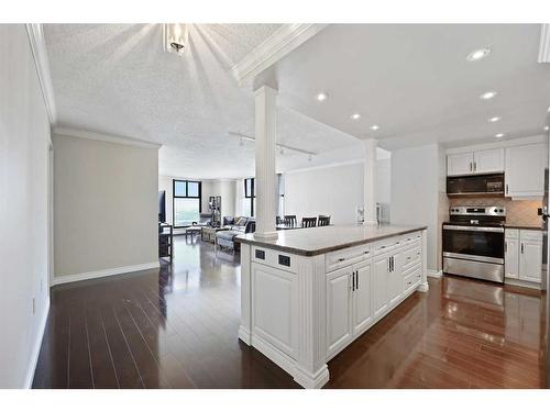 1505-1100 8 Avenue Sw, Calgary, AB - Indoor Photo Showing Kitchen