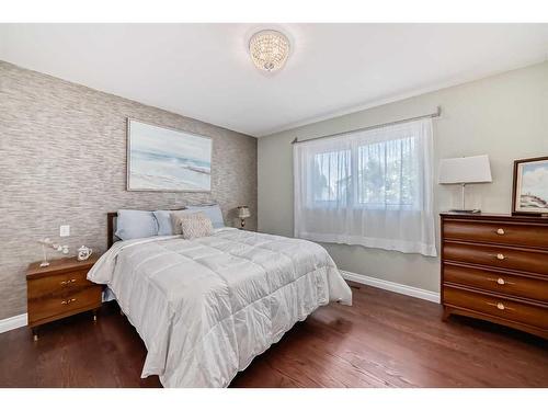124 Shawinigan Drive Sw, Calgary, AB - Indoor Photo Showing Bedroom