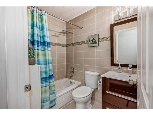 124 Shawinigan Drive Sw, Calgary, AB - Indoor Photo Showing Bathroom