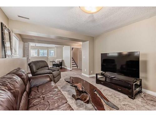 124 Shawinigan Drive Sw, Calgary, AB - Indoor Photo Showing Living Room