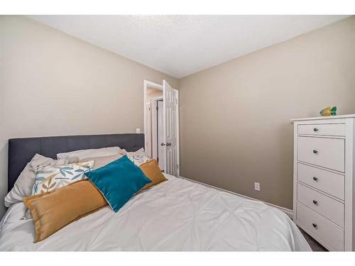 124 Shawinigan Drive Sw, Calgary, AB - Indoor Photo Showing Bedroom
